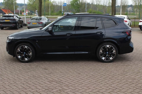 BMW iX3 High Executive 80 kWh / SoH 95,6% / Trekhaak / Panoramadak / 360Camera / Head-up / 20'' / Leder / Harman Kardon / Sfeerverlichting / Dodehoek / DAB / Stoelverwarming / ACC