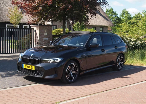 BMW 3-serie Touring 320e M-Pakket | Panoramadak | Sfeerverlichting | Facelift |