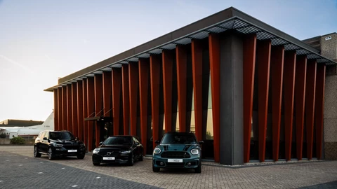 Volvo XC40 T5 Recharge R-Design | Stoelverwarming | Trekhaak | Parkeercamera | H/K | Glossy Black | Keyless