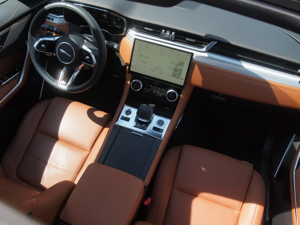 Jaguar F-PACE – foto 11