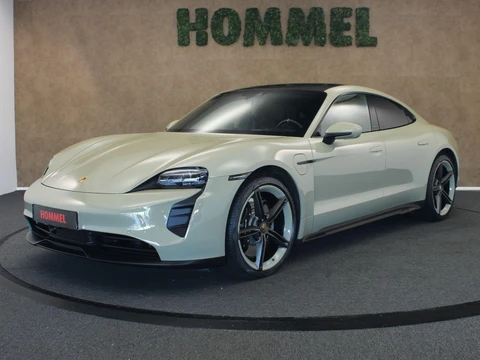 Porsche Taycan GTS HOCKENHEIMRING EDITION 93 kWh - UNIEKE GELIMITEERDE UITVOERING- 90% SOH !!! - 180 STUKS GEPRODUCEERD - AUTO IS AFKOMSTIG UIT BELGIE EN HEEFT 1 EIGENAAR GEHAD - PORSCHE DEALER ONDERHOUDEN - 2 NIEUWE PIRELLI P ZERO VOORBANDEN - COMPLEET SCHADEVRIJE 21 INCH LICHT METALEN VELGEN - NIEUWPRIJS DESTIJDS € 150.630,- - PANORAMISCH DAK - FRUNK - 598 PK - VIERWIELAANDRIJVING - RIJBEREIK TUSSEN DE 429 EN 500 KM