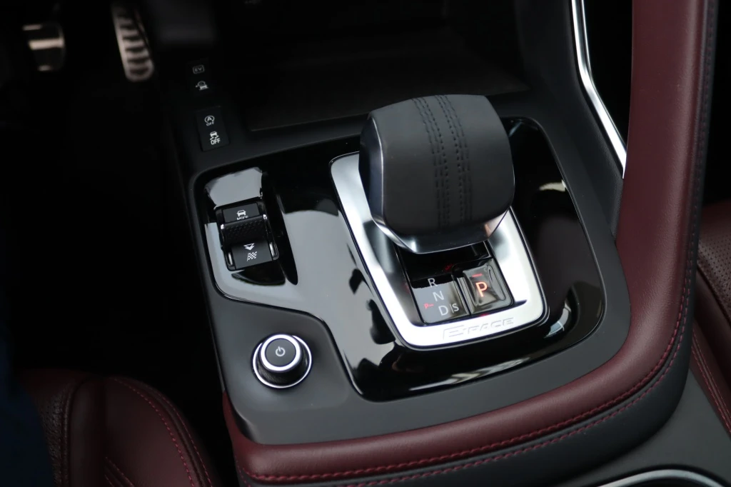 Jaguar E-PACE – foto 35