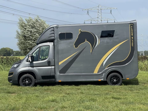 Peugeot Boxer Allure Sport Paardenwagen 2.2 HDI 165pk Financial lease vanaf € 575,- | 1640kg laadvermogen | 3-zitplaatsen | Trekhaak | Lederen bekleding | Navigatie | Climate | Videobewaking |
