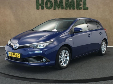 Toyota Auris 1.8 Hybrid Trend - ORIGINEEL NEDERLANDSE AUTO - ACHTERUITRIJCAMERA - AUTOMATISCHE CLIMATE CONTROL - NAVIGATIESYSTEEM FULL MAP - PANORAMADAK - CRUISE CONTROL - RIJSTROOKSENSOR - VERKEERSBORDDETECTIE - GROOTLICHTASSISTENT - DAB ONTVANGER - LICHTMETALEN VELGEN 16" - EXTRA GETINT GLAS - LED ACHTERLICHTEN