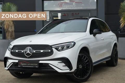 Mercedes-Benz GLC 300e 4MATIC AMG Line | 313 PK | AMG Line | Panoramadak | 360° Camera | Burmester | Mercedes-Benz GLC 300e 4MATIC AMG Line met 313 PK, een 2.0-liter viercilinder turbobenzinemotor met plug-in hybride aandrijving en automatische transmissie. Uitgerust met sportieve AMG-stylin
