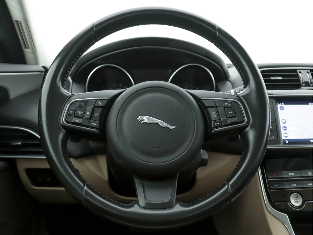 Jaguar XE – foto 16