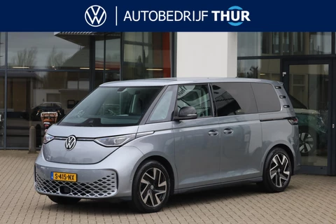 Volkswagen ID. Buzz 1st 77kWh SOH 94,55% | 204PK / 150kW, NL auto, wegklapbare trekhaak, 20" 'Solna' LMV, LED Matrix (IQ.Lights), stoel- en stuurwielverwarming, privacy glas, achteruitrijcamera, climatronic, adaptieve cruise control (acc), navigatie, keyless entry & go, verwarmbare voorruit, 2x schuifdeur, DAB+, Apple Carplay / Android Auto, elektrisch verstel-, verwarm- en inklapbare buitenspiegels, multifunctioneel stuurwiel, parkeersensoren voor en achter (pdc)