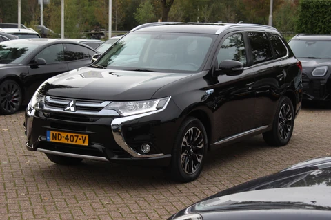 Mitsubishi Outlander 2.0 PHEV Premium / Trekhaak / Camera / Leder&Alcantara / Keyless / 18'' / Stoel+Stuurverwarming / DAB / Cruise Control