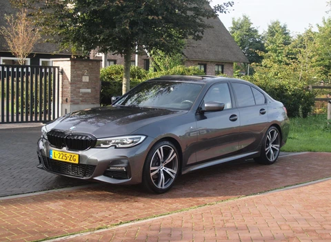 BMW 3-serie 318i Business Edition | M-Pakket | Panoramadak | Trekhaak | Camera | Sfeerverlichting | Sportstoelen | NL-Auto |