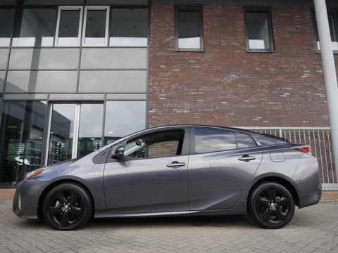 Toyota Prius 1.8 First Edition | Automaat| Head up display | Stoelverwarming | Achteruitrijcamera | Adaptive cruise control | Lichtmetalen velgen | Climate control | Keyless entry en start