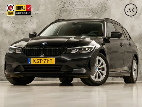 BMW 3 Serie Touring 330e Sport 292Pk Automaat (APPLE CARPLAY, SOH 90,2%, GROOT NAVI, COGNAC LEDER, CAMERA, STOELVERWARMING, SFEERVERLICHTING, ELEK ACHTERKLEP, GETINT GLAS, NIEUWSTAAT)
