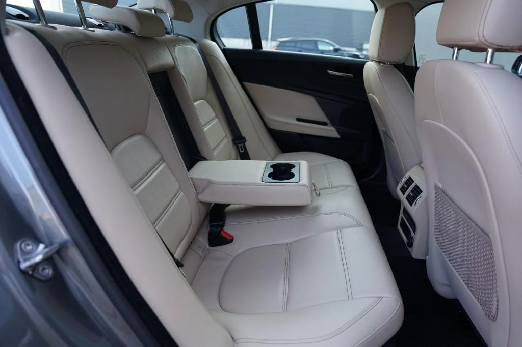 Jaguar XE – foto 14
