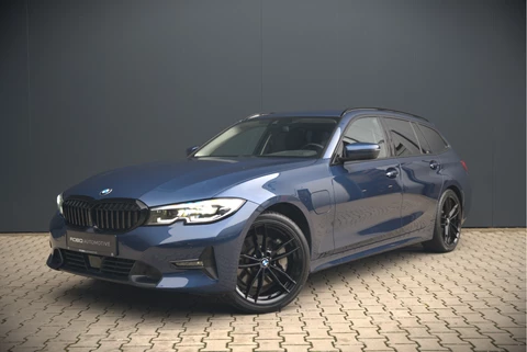 BMW 3 Serie Touring 330e High Executive Sportline | Keyless | PDC | Leer | Hifi | Ambiance Verlichting | Stoelverwarming | Adaptive Cruise Control | BTW | LED | Shadow Line | Navigatie Prof. | DAB |