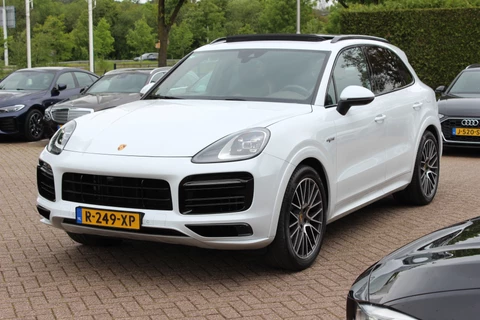 Porsche Cayenne 3.0 E-Hybrid / Trekhaak / Panoramadak / 360Camera / Luchtvering / 21'' / Bose / Sportdesign+Chrono / Leder / Stuur+Stoelverwarming / Dodehoek / DAB / Cruise Control