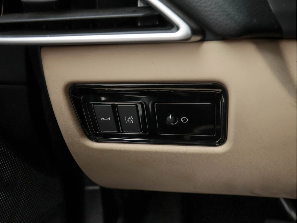 Jaguar XE – foto 18
