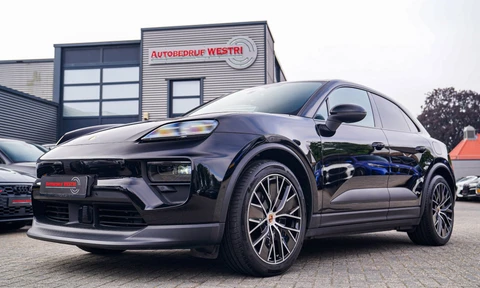 Porsche Macan 100 kWh | Camera | Panorama Dak | Groen Leder Interieur | Luchtvering | Stuurwielverwarming
