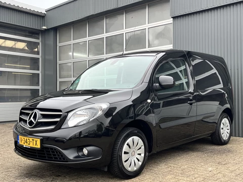 Mercedes-Benz Citan 111 CDI BlueEFFICIENCY 110pk Airco Cruise controle Trekhaak 1050kg trekgewicht Telefoonverbinding 2-Persoons Zijruit Tomtom Bpm vrij voor particulier gebruik!!