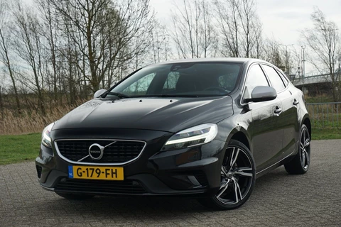 Volvo V40 1.5 T3 Momentum AUT | Onyx Black Metallic | Alcantara/Camera/Navi/Cruise/Full-LED