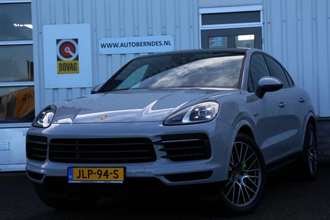 Porsche Cayenne Coupé 3.0 E-Hybrid Platinum Edition*BTW*Perfect Porsche Onderh.*1ste Eig*Krijt*PASM Luchtvering/PDCC/PDLS/Sportuitlaat/Pano/Bose/Sport Chrono/Sfeer/Stoelverw./Camera/Keyless Entry+go/Memorie/Elek. Klep/21 inch LM*