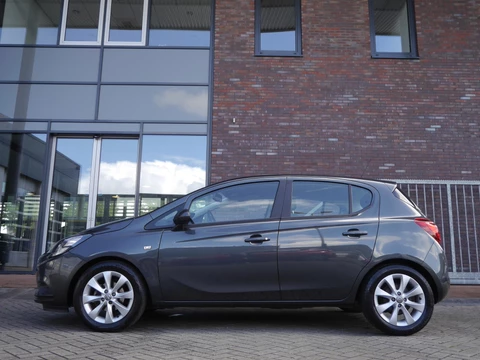 Opel Corsa 1.4 Favourite | Navigatie | Airco | Lichtmetalen velgen | Trekhaak | Parkeersensoren achter | 5 deurs | Cruise control