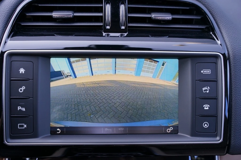 Jaguar XE – foto 10