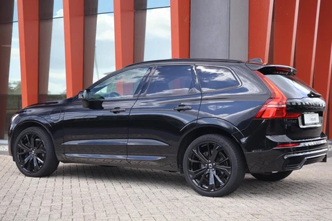Volvo XC60 T6 Recharge AWD Black Edition | Stoelverwarming | Trekhaak | BLIS | Panoramadak | 360° Camera | H/K | Pilot Assist | Keyless