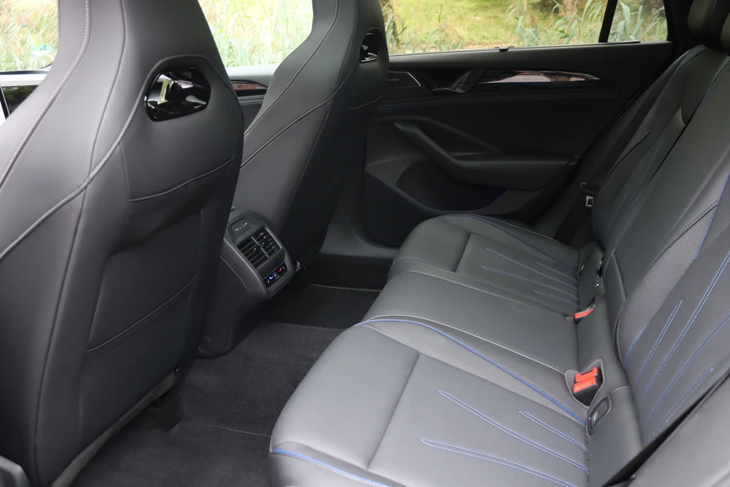 Volkswagen Passat – foto 36