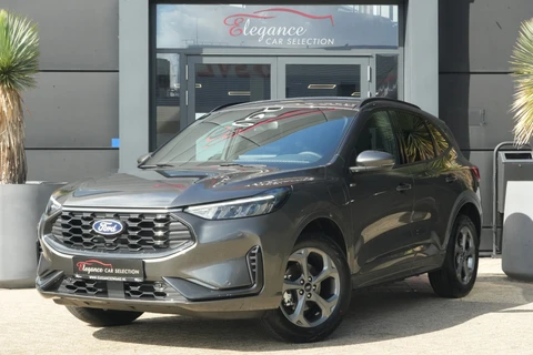 Ford Kuga 2.5 PHEV ST-Line | 243PK | Winterpakket | ACC | Camera | 2100KG | Kortom: een zeer complete, krachtige en moderne Kuga ST-Line met slechts 15 km, 243 pk, plug-in hybride techniek en maar liefst 2.100 kg trekgewicht. Een bijzonder interessante combinatie van
