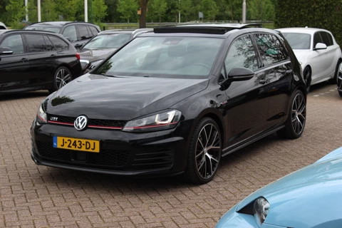 Volkswagen Golf 2.0 TSI GTI / Panoramadak / Camera / Navigatie / 19'' / Dodehoek / CarPlay / Stoelverwarming / DAB / Cruise Control