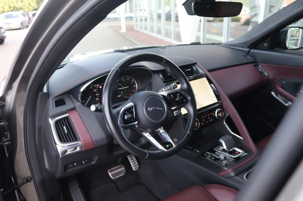 Jaguar E-PACE – foto 18
