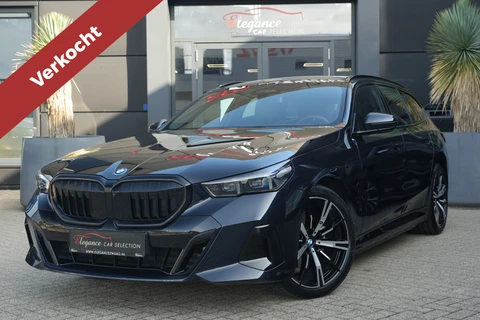 BMW 5 Serie Touring 530e M Sport | 300PK | Pano | HarmanKardon | 360° | HUD | BMW 530e Touring M Sport 300 PK Plug-in Hybrid met 2.0 viercilinder, panoramadak, Head-Up Display, 360° camera, adaptieve cruise control, 20-inch velgen, lederen interieur