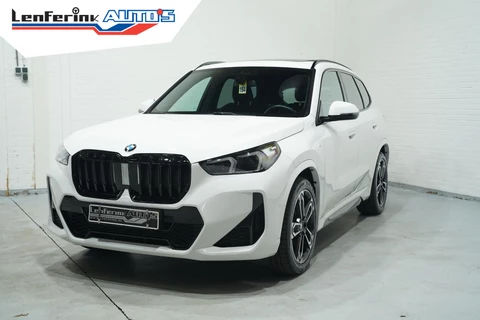BMW X1 sDrive20i M Sport Panodak Led koplampen Camera Shadowline Stuur- en stoelverwarming 19 Inch Velgen