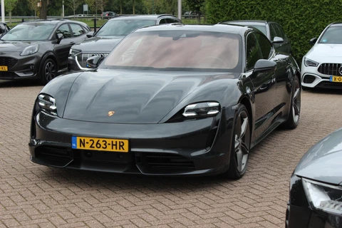 Porsche Taycan Turbo 93 kWh / SoH 92,8% / 360Camera / Passenger Display / Achterasbesturing / Luchtvering / Nachtzicht / 20'' / Keyless / Bose / Sportchrono / Matrix LED / Ventilatie+Verwarmd / Dodehoek / DAB / ACC