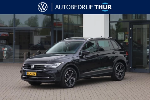 Volkswagen Tiguan 1.4 TSI eHybrid Active PL €653 p/m* 245PK / 180kW DSG, Wegklapbare trekhaak, achteruitrijcamera (rear view), elektrische achterklep (easy open en close), 18" 'Nizza' LMV, LED Matrix (IQ.Lights), alarm klasse III, keyless start & entry, rondomzicht camera (area view), privacy glas, digital cockpit pro, draadloos telefoon laden, draadloos Apple Carplay / Android Auto, dynamische richtingaanwijzers, elektrisch verstel-, verwarm- en inklapbare buitenspiegels (spiegel pakket), voorstoelen verwarmbaar, lederen verwarmbaar multifunctioneel stuurwiel, adaptieve cruise control (acc) met stop & go