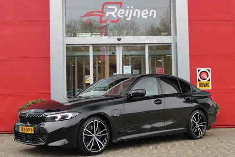 BMW 3-serie 330e 292PK xDRIVE M SPORT | PANORAMISCH SCHUIF/KANTEL DAK | M-SPORT PRO-PAKKET | M-SPORT REMMEN UITGEVOERD IN DONKERBLAUW MET M LOGO | BMW LIVE COCKPIT PROFESSIONAL | CURVED DISPLAY |DRIVING ASSISTANT INCL. HEAD-UP DISPLAY | PARKING ASSIST INCL. ACHTERUITRIJCAMERA | ADAPTIEVE LED KOPLAMPEN |SHADOW LINE | M-SPORTSTOELEN VOOR | LEDER VERNASCA MET CONTRAST STIKSELS M-SPORT | STOEL VERWARMING | DRAADLOZE APPLE CARPLAY | ELEKTRISCH VERSTELBARE STOELEN MET GEHEUGEN FUNCTIE | HEAD UP DISPLAY | DRAADLOZE TELEFOONLADER | DODEHOEK BEWAKING | COMFORT PACK INCL. ELEKTRISCHE ACHTERKLEP | ADAPTIVE CRUISE CONTROL | HIFI AUDIO DAB+ RADIO | COMFORT ACCESS (KEYLESS ENTRY)| DONKER GETINTE ACHTERRUITEN |