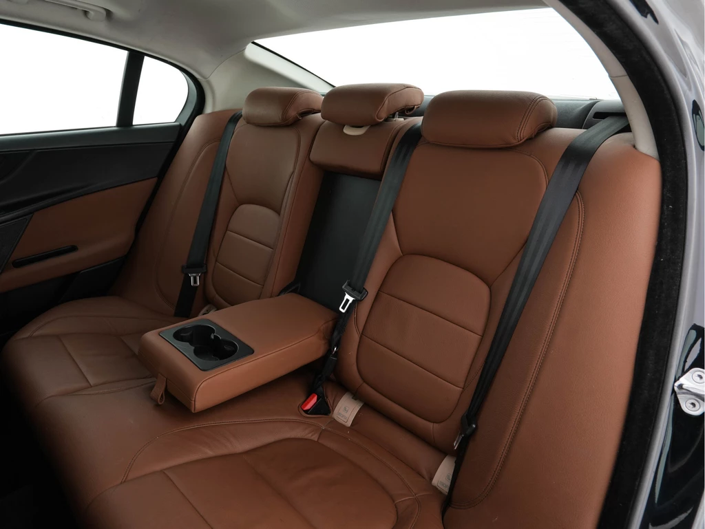 Jaguar XE – foto 22