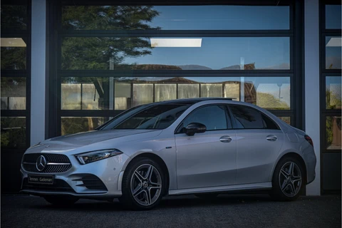 Mercedes-Benz A-Klasse 250 e AMG Line * Pano * Night-pakket * Distronic