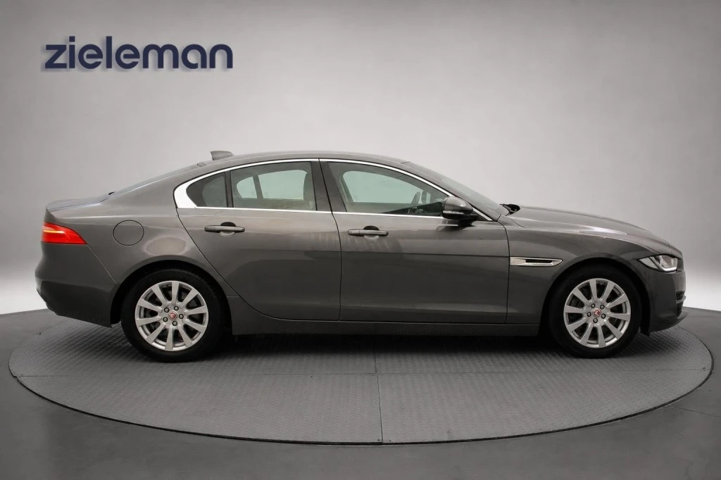 Jaguar XE – foto 8
