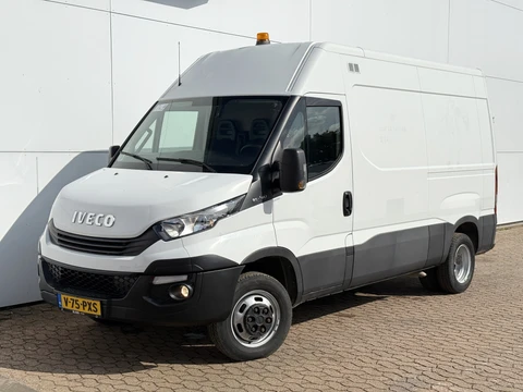 Iveco Daily 35C14 2.3 L2H2 Dubbellucht Airco Cruise control Camera Trekhaak 3,5t Inbouw lucht geveerde stoel