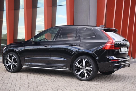 Volvo XC60 T6 Recharge AWD Plus Dark | Long Range | Stoelverwarming | Leder | Parkeercamera | Treeplanken | Pilot Assist | Keyless