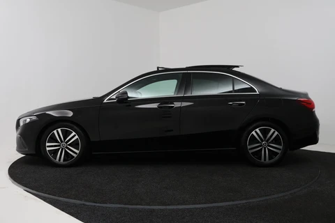 Mercedes-Benz A-klasse 180 Business Solution (PANORAMADAK, SFEERVERLICHTING, CAMERA, STOELVERWARMING, LEDER)