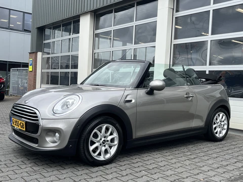 MINI Cooper Cabrio 1.5 Salt Airco Cruise control Stoelverwarming Stuurwiel multifunctioneel Telefoonverbinding Navigatiesysteem 4-Persoons