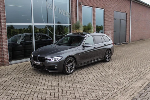 BMW 3-serie Touring 318i Edition M Sport Shadow High Executive | 2e eigenaar | Origineel NL | Panoramadak | Sportstuur | Cruise control | LED | Navigatie Professional | Bluetooth | PDC