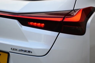 Lexus UX – thumbnail 30