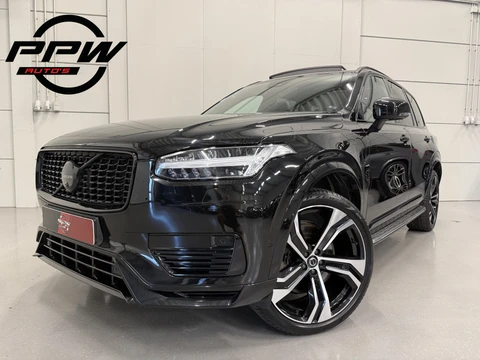 Volvo XC90 T8 Recharge AWD R-Design PANO/B&W/TREKHAAK/360CAMERA/22'/HEAD-UP/STANDKACHEL/MEMORY/GOOGLE/R-DESIGN VOL LEER/DONKERE-HEMEL/BLACK ALL BLACK/VOLLEDIG VOLVO DEALER HISTORIE