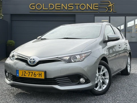 Toyota Auris 1.8 Hybrid Trend ✓Dealer Onderhouden✓2e Eigenaar✓Pano✓Trekhaak✓Camera✓Navi✓Clima✓Cruise✓Lm velgen✓Extra Winterset✓136pk✓N.A.P✓Apk tot 07-2027