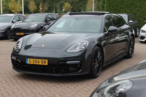 Porsche Panamera Sport Turismo 2.9 4 E-Hybrid / Panoramadak / 360Camera / Achterasbesturing / Softclose / Sportdesign+Chrono / Luchtvering / 21'' / Leder / Bose / DAB / Stoelverwarming / Cruise Control Adaptief