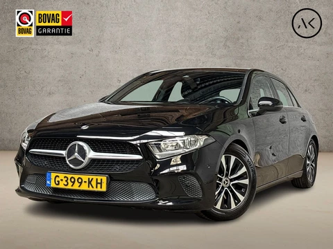 Mercedes-Benz A-Klasse 160 Sport (APPLE CARPLAY, GROOT NAVI, CAMERA, LEDER, ZWART HEMEL, SPORTSTOELEN, CRUISE, LANE ASSIST, NIEUWSTAAT)