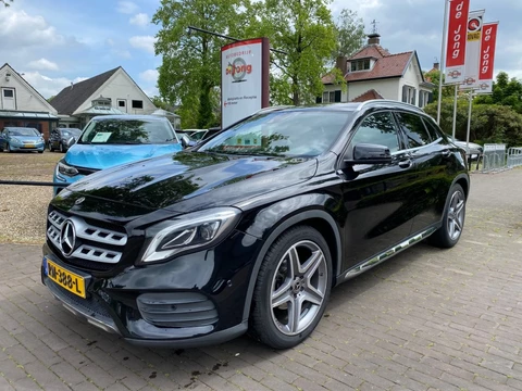 Mercedes-Benz GLA 180 ACTIVITY EDITION AUTOMAAT / NAVI / CAMERA / 19'' LM-VELGEN / HALF LEDER / CRUISE CTR. / ELEK. KLEP / LED