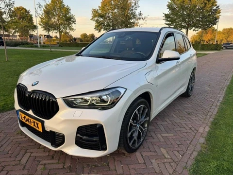 BMW X1 Xdrive25e M pakket 220pk Aut 2021 Wit 1e eigenaar